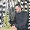 Dirk Meinzer beim Arrangieren des „Grünen Lebensbaums“ aus Draht, Pappe, phosphoreszierender Acrylfarbe, Spaghetti, Pompons und Stubenfliegen. 