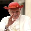 2009: Papst Benedikt XVI. im Sommergewand. Als erster Papst seit Paul VI. trägt er während der Osterzeit wieder die weiße Mozetta aus Damast, die mit einem weißen Fellsaum besetzt ist.