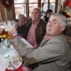 Die Krüge hoch! Karl-Heinz Rummenigge, Susi und Uli Hoeneß sowie Carlo Ancelotti üben sich in der Ein-Liter-Klasse und somit der Königsdisziplin auf dem Münchner Oktoberfest.