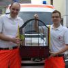 Die Rotkreuz-Rettungskräfte Patrick Vesic (links) und Stephan Zielinski hatten diesmal einen Wellensittich als "Patienten".