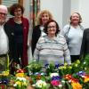 Ehrungen und eine Pflanzenverlosung gab es beim Obst- und Gartenbauverein Obergriesbach noch vor der Corona-Krise: (vorne von links) Traudl Asam, Paul Widmann, Charlotte Brosch und Rupert Reitberger, (hinten von links) Katharina Gamperl, Claudia Weiser, Walli Freudling und Georg Glas. 	
