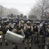 Bereitschaftspolizisten blockieren eine Straße in der Millionenstadt Almaty, um Demonstranten aufzuhalten. Bei den Protesten gegen hohe Energiepreise gab es Tote und Verletzte.