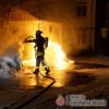 In Neusäß hatte die Feuerwehr eine unruhige Nacht. Mehrere Mülltonnen standen in Flammen und ein Wohnmobil brannte aus.