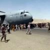 Dieser Ausschnitt aus Fernsehaufnahmen zeigt, wie auf dem Flughafen von Kabul hunderte Menschen neben einer Boeing C-17 der United States Air Force rennen. Sie sind auf der Flucht vor den Taliban über die Mauern des Airports geklettert.