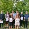 Auf dem Foto: Die Abschlussschülerinnen und -schüler der Mittelschule Bissingen mit Rektor und Klassleiter Werner Zucker (rechts)
