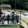 Es war die größte Katastrophe der Nachkriegszeit in Augsburg: An Pfingsten 1999 überflutete ein Hochwasser Teile der Stadt und der Region. Die dramatischen Bilder.