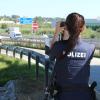 An der Zufahrt zur Rastanlage Burgauersee war eine Laserstelle eingerichtet. Die Polizeibeamten kontrollieren auch einige Autofahrer. Der Fokus lag an diesem Tag aber auf dem Schwerlastverkehr.  	