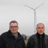 Den Bau konnten sie nicht verhindern, jetzt wollen Johannes Mayer (links) und Bernd Huhnt die Nachtabschaltung der Windräder bei Laimering erreichen. Für Mayer sind nur Abstände über 2000 Meter gesundheitlich unbedenklich. 