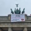 Aktivisten von "Letzte Generation" haben in der vergangenen Woche das Brandenburger Tor besetzt und ein Banner von der Quadriga entrollt.  
