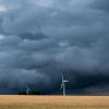 Eine Gewitterzelle mit dunklen Wolken zieht über Windräder in der Region Hannover hinweg.