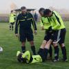 Bis zur Erschöpfung stemmten sich die Spieler des SSV Bobingen gegen die drohende Niederlage. Hier helfen sie einem Mitspieler, der einen Krampf erlitten hatte. 