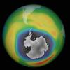 Grafik zu einem Ozonloch über der Antarktis.