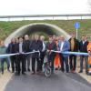 Bei der Verkehrsfreigabe für den Radweg Bissingen-Warnhofen im Bild von links: Andreas Langenmaier (Kreisbauhof), Maximilian Bschorr (WipflerPlan), Andreas Görgens (Landschaftsarchitekt), Johannes Rauner (Regierung von Schwaben), Thorsten Nieszery (WipflerPlan), Landrat Markus Müller, Roman Bauer (Tiefbauverwaltung Landratsamt), Georg Winter, Johannes Mengele und Anton Rauh (beide Kreisbauhof), Bürgermeister Stephan Herreiner Tobias Mittl und Reinhard Herreiner (beide Fa. Holl) sowie Josef Mengele (Kreisbauhof).