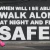 Auch Irland protestiert: Ein Passant geht an dem neuesten Wandbild der irischen Künstlerin Emmalene Blake in Dublin vorbei. Die Aufschrift "Wann kann ich nachts endlich alleine unterwegs sein und mich dabei sicher fühlen" bezieht sich nach dem Tod von Sarah Everard auf Gewalt gegen Frauen.