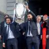 Das ist das Ding: Marcelo (l) und Karim Benzema präsentieren den Königsklassenpott in Madrid.