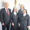 Schwester Primasia (2. v. l.) nimmt die Glückwünsche zum 90. Geburtstag vom zweiten Bürgermeister Josef Fischer und ihrer Mitschwestern Salutaris sowie Oberin Marion entgegen.  