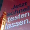 Plakat am Augsburger Rathausplatz: Die Stadt will jetzt in besonders von Corona betroffenen Vierteln noch einmal verstärkt informieren.