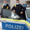 Schon von Weitem gut sichtbar ist die gelbe Signalfarbe der Bodycam, die Bayerns Polizeibeamte inzwischen tragen. Unser Bild zeigt Polizeiobermeisterin Marie Fickler und Polizeimeister Fabian Hafner. 	