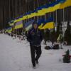Ein Bestatter geht durch die „Allee der Helden“ auf dem Friedhof der ukrainischen Stadt Irpin nahe Kiew.
