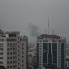Rauch steigt auf über Gebäuden in Gaza-Stadt. Nach Raketenangriffen aus dem Gazastreifen hat die israelische Luftwaffe mehrere Ziele in dem Palästinensergebiet beschossen.  
