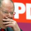 Der Kanzlerkandidat der Sozialdemokraten, Peer Steinbrück, steht in der Kritik wegen seiner Nebeneinkünfte. Foto: Wolfgang Kumm dpa