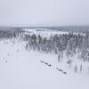 Weite Schneelandschaft in finnisch Lappland.