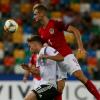 Deutschlands Luca Waldschmidt (l) und Österreichs Stefan Posch (o) kämpfen um den Ball.