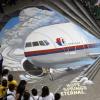 Wo sind die Passagiere von Flug MH370 hin? Das Bild zeigt ein Kunstwerk, auf dem das verschwundene Flugzeug abgebildet ist.