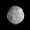 Er sieht aus wie ein Golfball im Weltall: Seit Monaten untersucht die Nasa den mit Kratern übersäten Asteroiden Vesta. Foto: Nasa/Archiv dpa