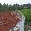 Das Dach eines Hauses ist nach dem nächtlichen Unwetter teilweise zerstört.