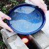 Ein Grablicht unter der Wasserschale und schon können Vögel auch bei eisigen Temperaturen frisches Wasser trinken. 	