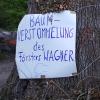Der Kreisvorsitzende des Bundes Naturschutz, Bernd Kurus-Nägele, hat mit einem Protestplakat auf den starken Rückschnitt einer 180 Jahre alten Eiche bei Dattenhausen hingewiesen. 	 	
