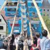 Erstmals auf dem sanierten Marktplatz aufgestellt wurde heuer der Maibaum in Pöttmes. Der Lohn ist der erste Platz bei der Maibaum-Abstimmung. 