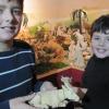 Peter (11, links) und Jonas (8 Jahre) Zemann helfen beim Aufbau der Hauskrippe in Edelstetten schon fleißig mit. 