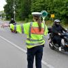 Die Polizei hielt am Sonntag mehrere Auto- und Motorradfahrer bei einer Verkehrskontrolle auf der B28 in Ulm an.  	