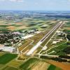 Künftig ist die Start- und Landebahn des Memminger Flughafens 45 statt bisher 30 Meter breit. Wegen der Baumaßnahme wird der Airport zwei Wochen komplett für den Flugverkehr gesperrt. 	