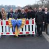 Die Mitarbeiter des Landratsamts hatten für die Eröffnung des Streckenabschnitts der Kreisstraße MN 3 extra eine große Schleife mitgebracht. 