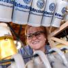 Brauerei-Chefin Stephanie Schmid von der Brauerei Ustersbacher berichtet, dass die Mitarbeiterinnen und Mitarbeiter mehr Lohn bekommen sollen. 