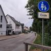 Die viel befahrene, aber recht enge Luitpoldstraße in Friedberg hat nur auf einer Seite einen Fahrradstreifen, der noch dazu völlig verblasst ist. Für Radler ist das gefährlich, manche weichen daher auf den Gehweg aus. 
