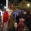 Bei der offiziellen Eröffnung des Meringer Weihnachtsmarktes war auch St. Nikolaus eingetroffen und beschenkte die Kinder mit Überraschungen aus seinem Sack.