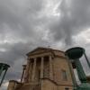 Dunkle Regenwolken ziehen über die Grabkapelle am Württemberg.