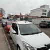 Das Autohaus Opel Sigg an der Landsberger Straße stellt Kundenfahrzeuge im Wohngebiet ab. Das ärgert viele Anwohner.
