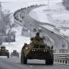 Ein Konvoi russischer gepanzerter Fahrzeuge fährt auf einer Autobahn auf der Krim. Die USA und die Nato kritisieren einen Truppenaufmarsch mit rund 100.000 russischen Soldaten an der Grenze zur Ukraine.