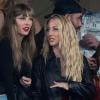 Taylor Swift (l) schaut sich ein NFL-Spiel an.