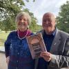 Renate Haushofer und Gerd Holzheimer stellten auf dem Hartschimmelhof bei Fischen das Buch "Über die Schwelle" über die Künstler-, Professoren- und Politikerfamilie Haushofer vor.