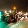 Zu Beginn der Protestwoche startet ein Traktoren -und LKW-Konvoi nach München. Etliche Landwirte und Spediteure blockieren mit ihren Fahrzeugen die beiden Kreisverkehre an der A96.