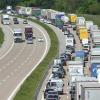 Die Trauer ist groß nach dem  Busunglück auf der A9. Und: Wieder einmal machten Autofahrer den Rettungskräften das Leben schwer, weil sie keine Rettungsgasse frei hielten.