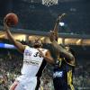 Basketball BBL-Pokal Herren Top Four Finale: Ratiopharm Ulm - Alba Berlin in der O2 World in Berlin. Ulms Lance Jeter (l) beim Korbleger gegen Berlins Deon Thompson (r).