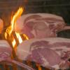 Schweine-Tomahawk-Steaks zählen zu Carsten Höppners Lieblingsstücken...