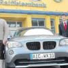 Stefan Ott (v. l.) von der Raiffeisenfiliale Inchenhofen kam mit Gewinner Franz-Xaver Wanner zur Raiffeisenbank Aindling, um den BMW X1 zu zeigen. Vorstandsmitglied Anton Fürst und Vorstandsvorsitzender Josef Beck gratulierten. 